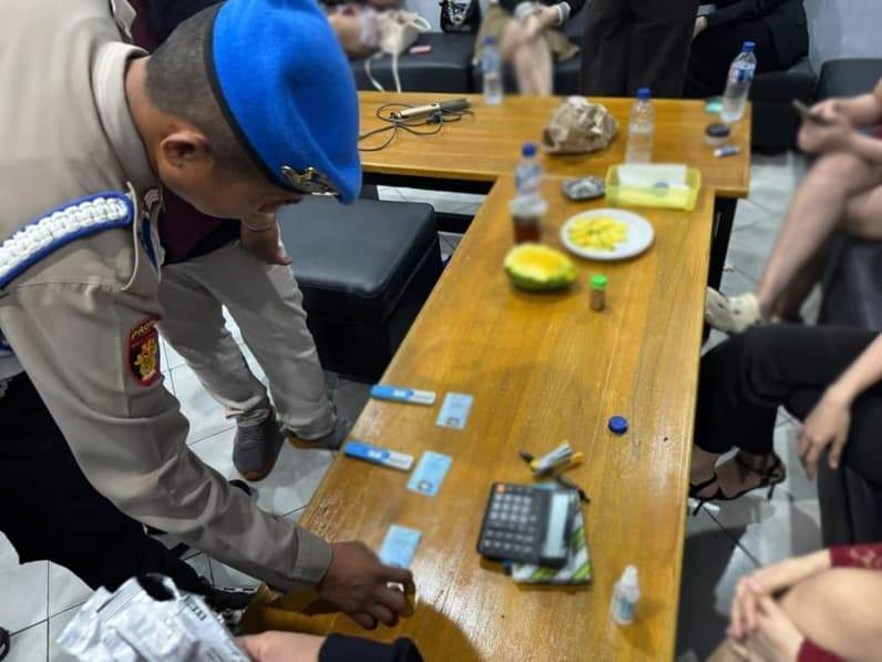 Saat tes urine dalam kegiatan patroli terpadu Operasi Antik Mahakam 2026 oleh jajaran Polres Paser. (Foto: Polres Paser)