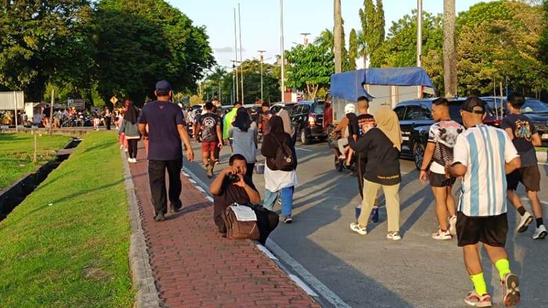 Muhammad Maulana sedang bersiap mengabdikan momen aktifitas di Lapangan Merdeka Balikpapan, Minggu (29/7/2024). (Foto: Achmad Fadillah/Pusaranmedia.com)