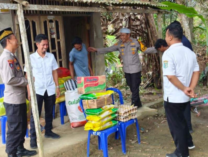 Momentum penyerahan bansos paket sembako dari Polsek Long Ikis kepada warga yang terdampak kebakaran. (Foto : Dok Polsek Long Ikis)