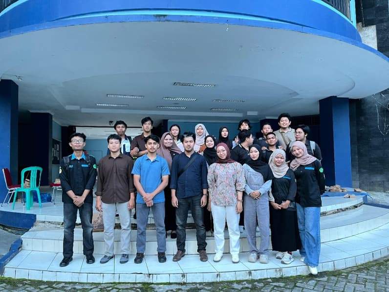 Foto bersama usai melakukan pelatihan dasar jurnalistik di lingkungan kampus mahasiswa Perikanan Unmul. (Foto: BEM FPIK Unmul)
