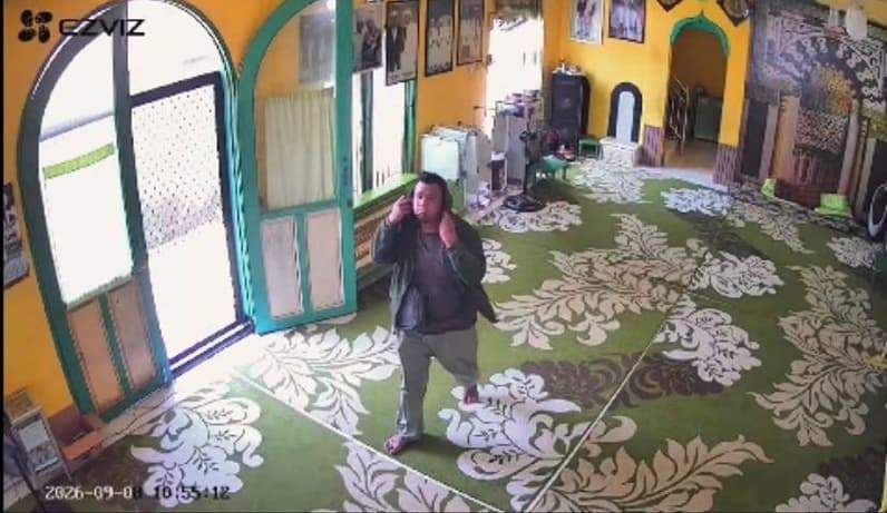 Rekaman cctv pria diduga bobol kotak amal di majelis taklim mangkurawang (Foto: pemilik majelis)