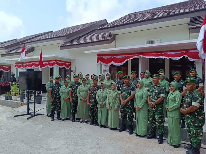 Pangdam VI/Mulawarman, Mayjen TNI Krido Pramono beserta istri mengabadikan foto bersama prajurit penghuni Asrama Sentosa, Selasa (18/8/2026). (Foto: Achmad Fadillah/Pusaranmedia.com)