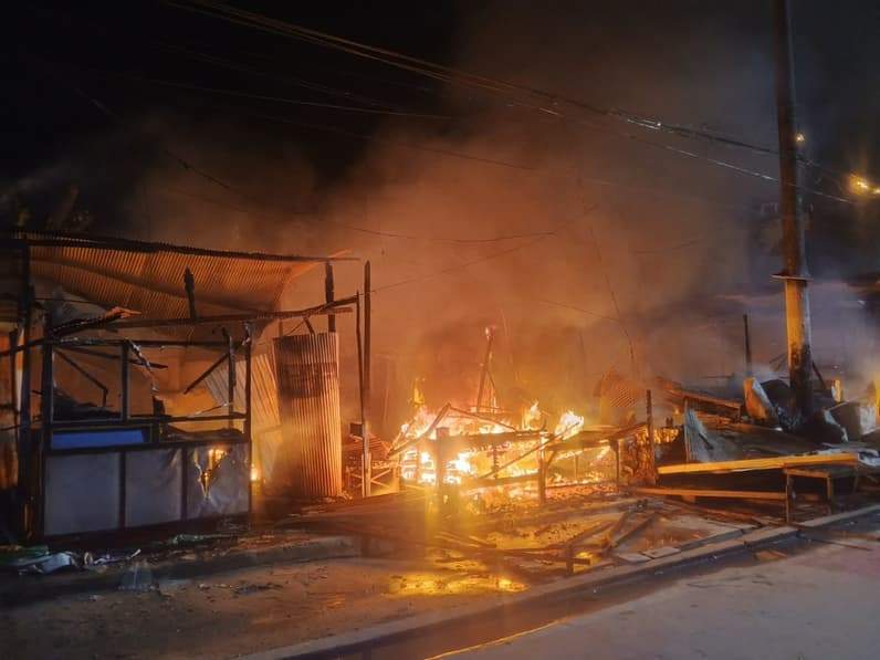 Kebakaran melanda Pasar Mandiri Tradisional yang berada di Jalan Ahmad Yani, Kelurahan Muara Jawa Ulu, Kecamatan Muara Jawa, Kabupaten Kutai Kartanegara (Kukar), pada Jumat (24/7/2026) dini hari. (Foto: Damkar Kukar)