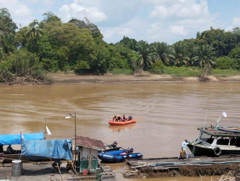 Upaya pencarian orang tenggelam oleh tim gabungan (Foto: BPBD Kukar)