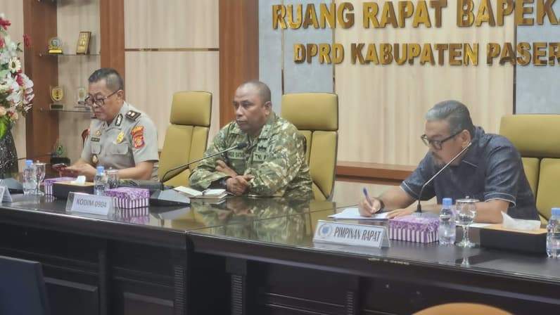 Wakil ketua II DPRD Paser, Hendrawan Putra (kanan) bersama Kabag Ops Polres Paser (kiri) dan Pasilog Kodim 0904/Paser. (Foto : Luthfi/Pusaranmedia.com)