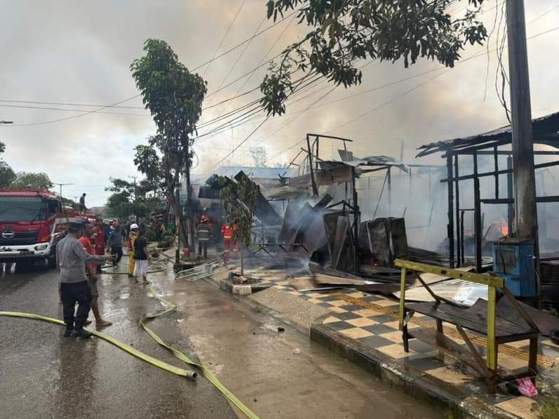Proses pemadaman api saat kebakaran yang melanda enam bangunan di Jalan M. Iswahyudi, Teluk Bayur, Sabtu (25/4/2026) pagi. (Foto: Nur Hidayah/ pusaranmedia.com)