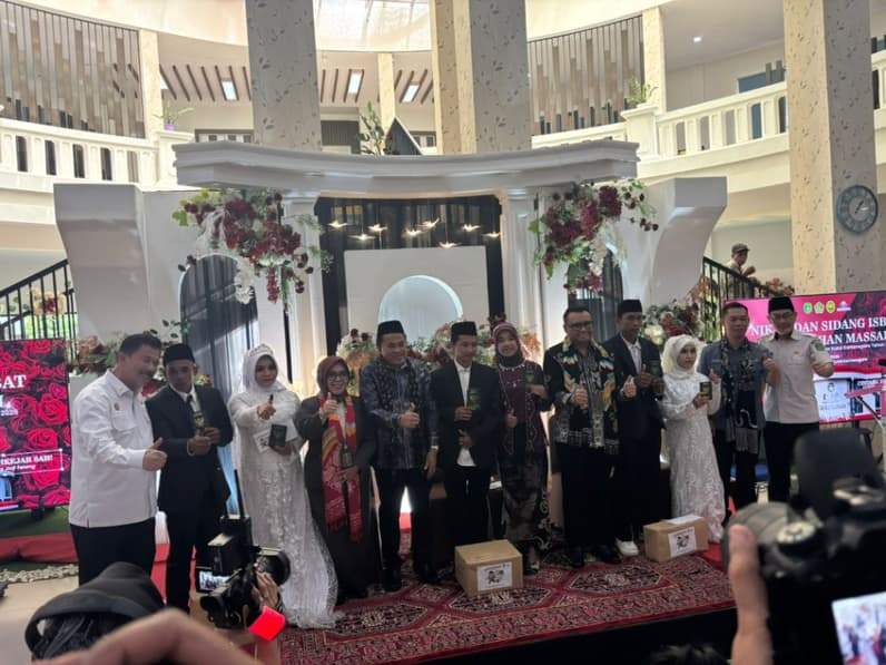 Puluhan pasangan mengikuti kegiatan nikah massal yang diselenggarakan Pemerintah Kabupaten Kutai Kartanegara (Kukar) di Mall Pelayanan Publik (MPP). (Foto: Aswin/pusaranmedia.com)