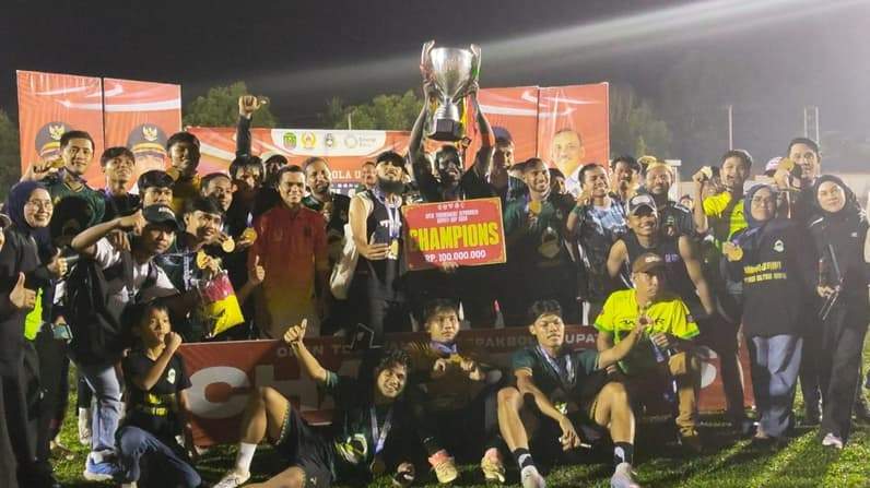 Annur FC mengangkat trofi Bupati Cup 2026 usai menaklukkan Kaliber FC. (Foto: Diansyah/Pusaranmedia.com)