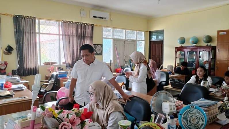 Kepala Disdikbud Balikpapan, Irfan Taufik memantau proses mengajar guru dalam pembelajaran jarak jauh di SMPN 14 Kelurahan Gunung Bahagia, Rabu (14/10/2026). (Foto: Disdikbud Balikpapan)