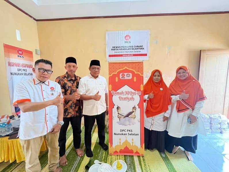 Momen foto bersama usai peresmian Rumah Aspirasi dan Rumah Qur'an oleh Anggota Fraksi PKS DPRD Kaltara, Muhammad Nasir. (Foto : Istimewa)