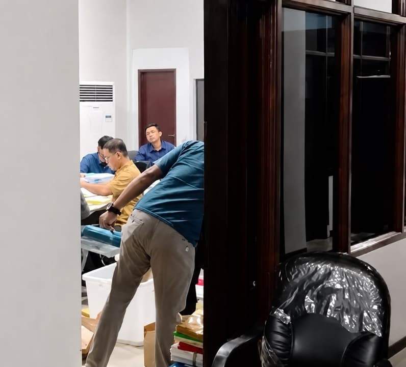 Proses pemeriksaan di kantor disdikbud kukar (Foto: Aswin/pusaranmedia.com)