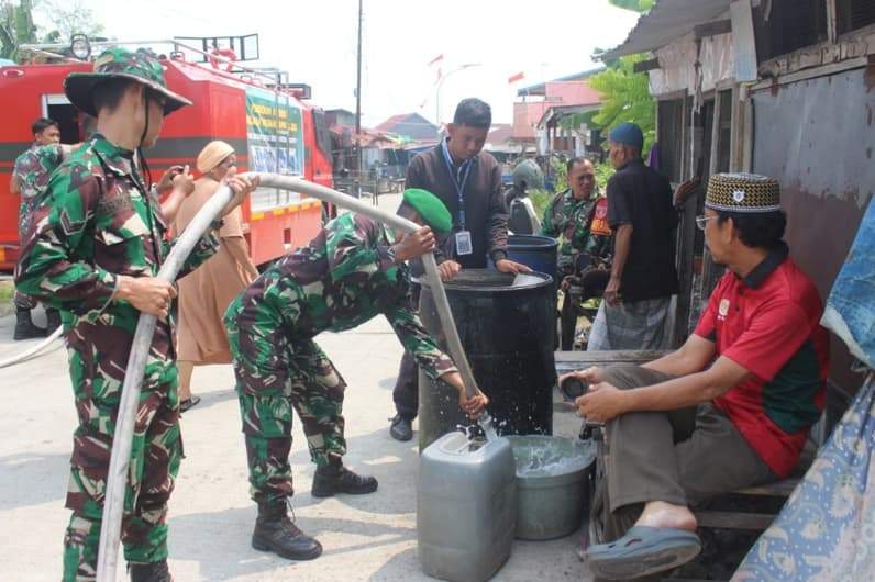 Jajaran Kodim 0913/PPU salurkan bantuan air bersih di Kelurahan Penajam, Selasa (29/9/2026). (Foto: Humas Kodim 0913/PPU).