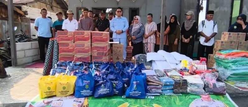 Dinsos Kutai Timur saat menyalurkan bantuan sembako di Kecamatan Muara Bengkal. (Foto: Dok Prokopim Kutim)