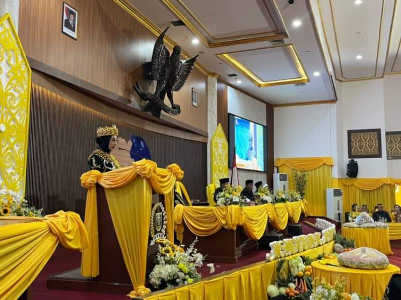 Bupati Berau saat Rapat Paripurna DPRD Kabupaten Berau dalam rangka memperingati Hari Jadi ke-73 Kabupaten Berau dan Hari Jadi ke-216 Kota Tanjung Redeb. (Foto: Nur Hidayah/Pusaranmedia.com)