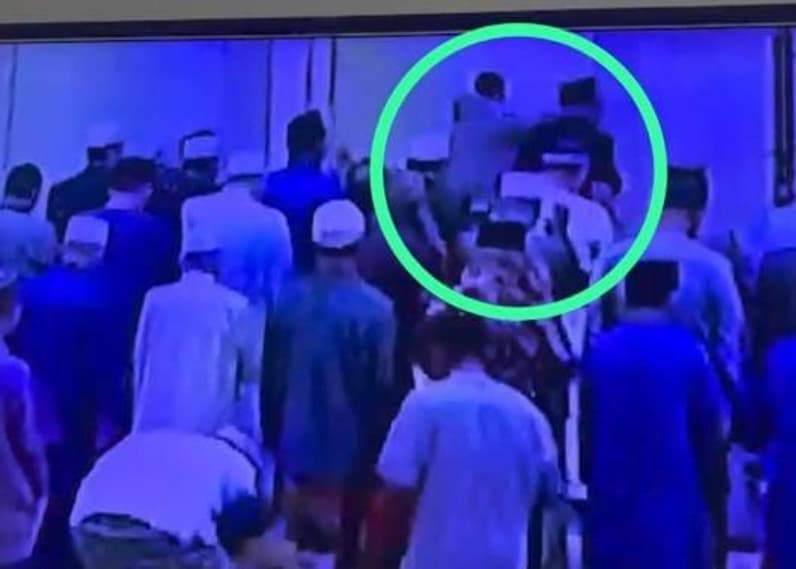 Rekaman CCTV Imam Masjid Al-Muhajirin di Pukul. (Foto: Lutfi Aziz/Pusaranmedia.com)