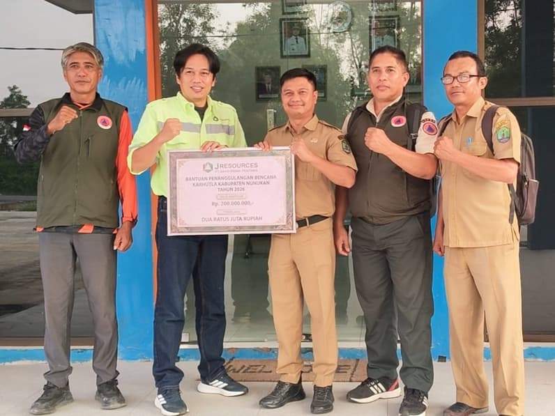 Perwakilan PT Sago Prima Pratama saat menyerahkan bantuan dana sebesar Rp200 juta kepada Kepala BPBD Nunukan H Asmar. (Foto: BPBD Nunukan)