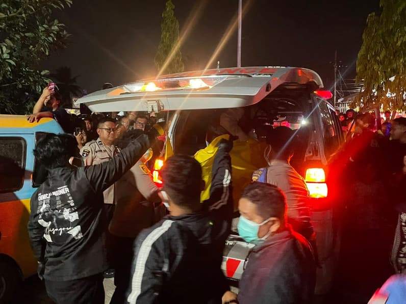 Terlihat aparat kepolisian dan warga antusias memasukkan mayat perempuan ke dalam mobil ambulans yang meninggal dunia di Sangatta Kutai Timur. (Foto: Dok Polres Kutim)