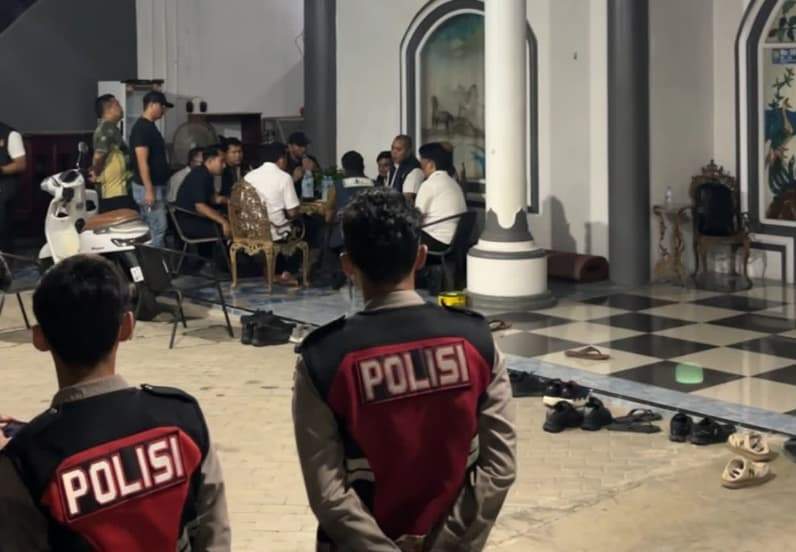 Suasana penggeledahan rumah di tenggarong oleh pihak kepolisian (Foto: Aswin/pusaranmedia.com)