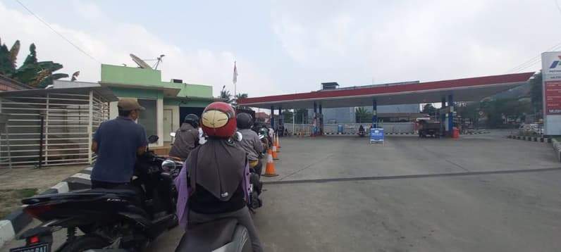 Antrean BBM subsidi di SPBU Jalan Panjaitan, Kota Samarinda. (Foto: Tri/Pusaranmedia.com)