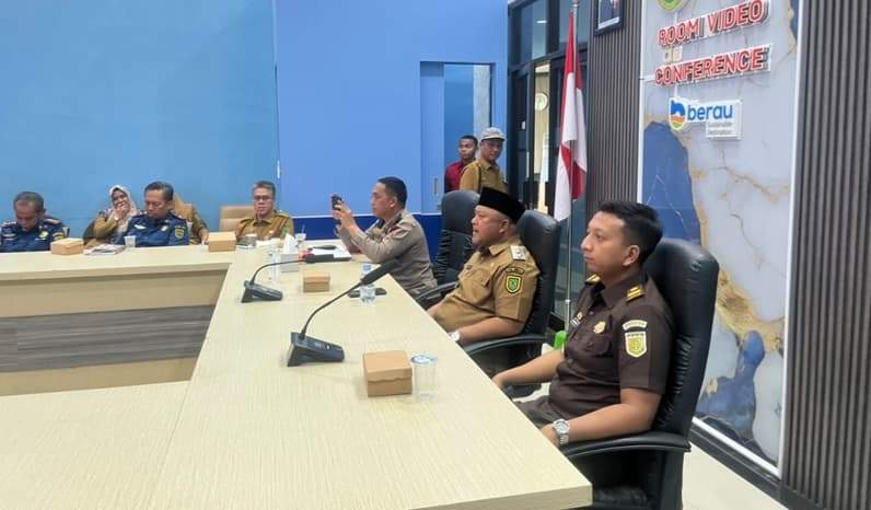 Wakil Bupati Berau Gamalis mengikuti rapat koordinasi penanggulangan dan penanganan karhutla bersama sejumlah instansi terkait. (Foto: Nur Hidayah/Pusaranmedia.com)