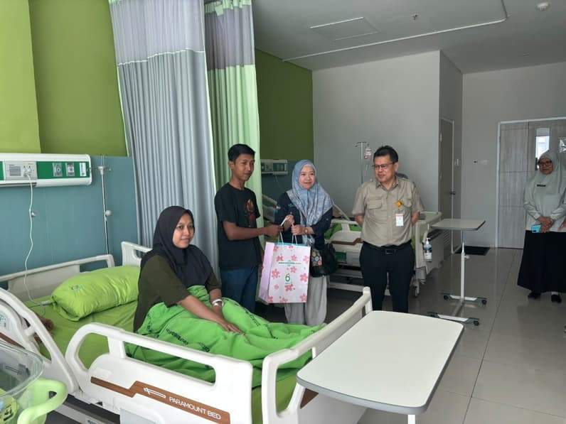 Momen pusaranmedia.com berbagi bingkisan untuk ibu melahirkan di rsud am parikesit (Foto: Aswin/pusaranmedia.com)