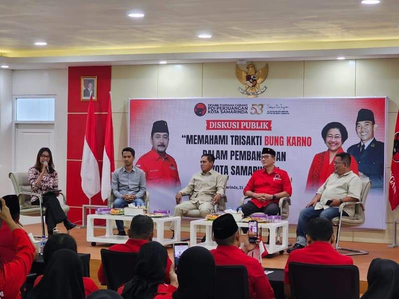 Diskusi Publik Kader PDIP Kota Samarinda menghadirkan Narasumber dari akademisi, wartawan dan perwakilan rakyat. (Foto: Herdi/Pusaranmedia.com)