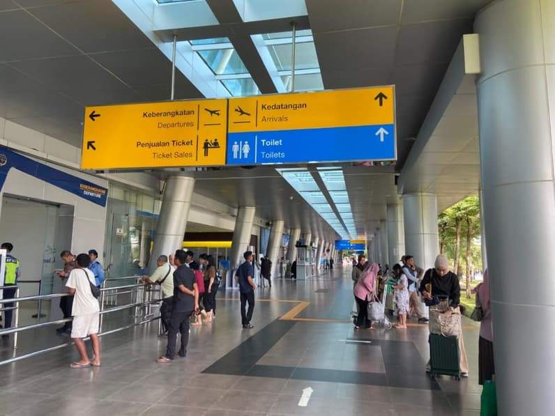 Pergerakan penumpang di Bandara APT Pranoto Samarinda terasa mulai menurun sejak kenaikan harga avtur yang berdampak pada kenaikan harga tiket pesawat. (Foto: Tri/Pusaranmedia.com)