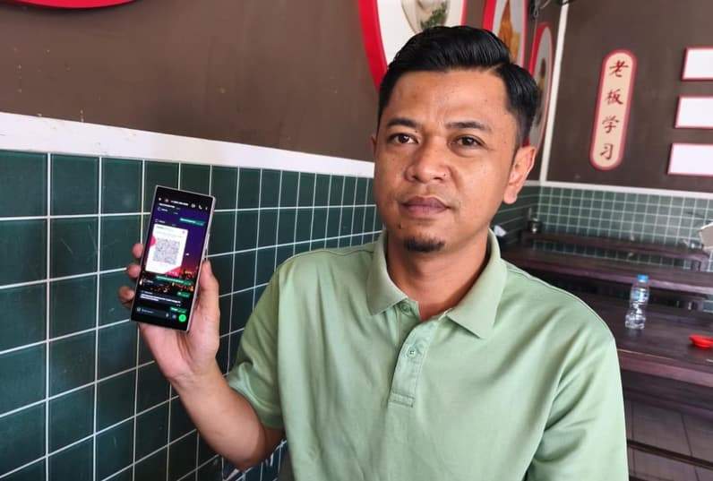 Direktur Utama PT PSE, Adi Sukardi Perlihatkan Qris Saat Komunikasi dengan yang Diduga Pemilik Akun. (Foto: Lutfi Aziz/Pusaranmedia.com)