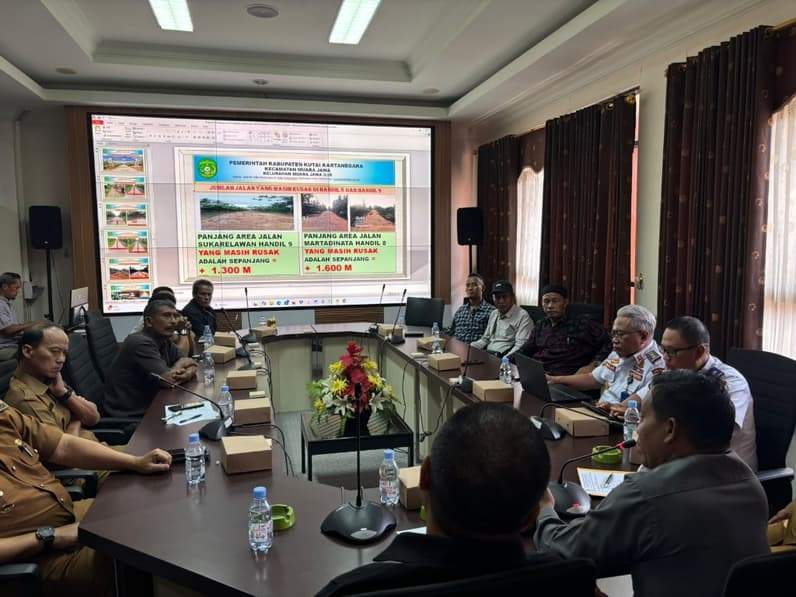 RDP Bersama sejumlah pihak membahas jalan di wilayah muara jawa. (Foto: Aswin/Pusaranmedia.com)