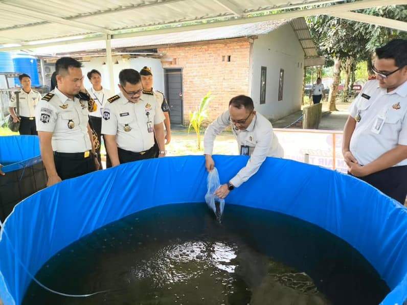 Kakanwil Ditjenpas Kaltimtara Yan Rusmanto didampingi Kalapas Nunukan Donny Setiawan melakukan penyebaran bibit ikan air tawar. (Foto: Diansyah/Pusaranmedia.com)
