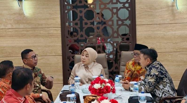Wakil Ketua II DPRD Kaltara, Muddain, saat berbincang dengan Anggota DPR RI. (Foto : Istimewa)