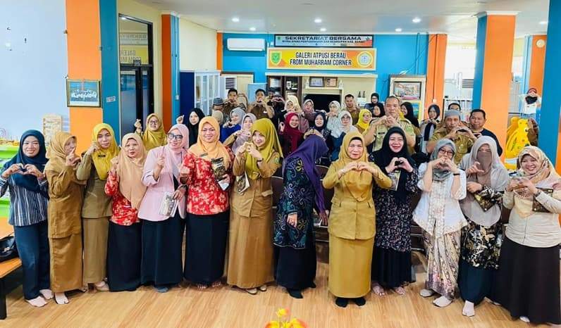 Kepala Dispusip Berau Rabiatul Islamiah berfoto bersama usai bedah buku Burakat Banua di Perpustakaan Daerah Berau. (Foto: Nur Hidayah/ pusaranmedia.com)