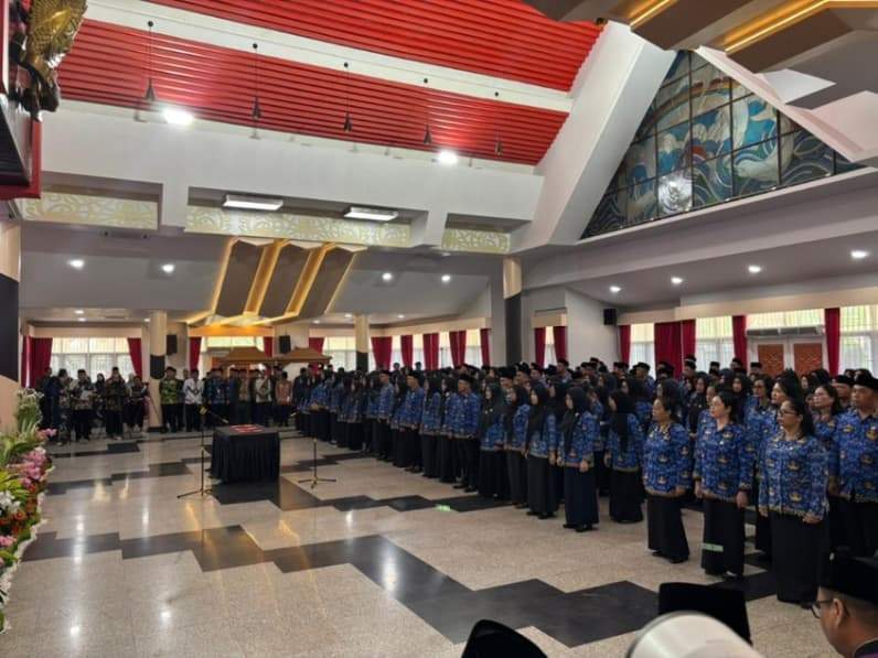 Ratusan kepala sekolah dan pejabat fungsional di lingkungan Pemerintah Kabupaten Kutai Kartanegara (Kukar) resmi dilantik oleh Bupati Kukar, Aulia Rahman Basri, di Pendopo Odah Etam Tenggarong. (Foto: Aswin/Pusaranmedia.com)