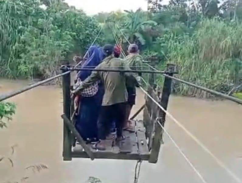 Jembatan gantung berbasis katrol untuk akses anak sekolah di Desa Santan Ulu. (Foto: Pemdessantanulu)