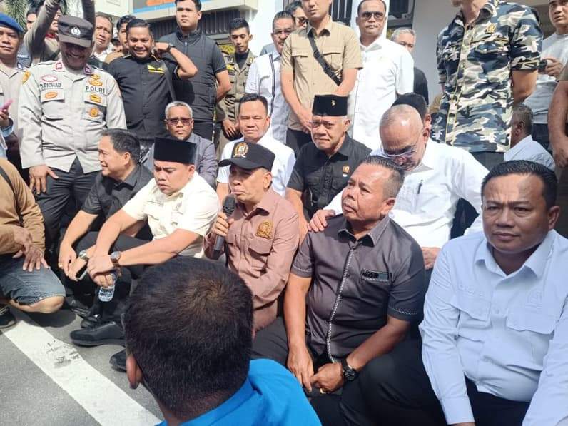 Ketua DPRD Balikpapan, Alwi Al Qadri menemui massa aksi di Gedung Parlemen Sudirman, Senin (4/5/2026). (Foto: Achmad Fadillah/Pusaranmedia.com)