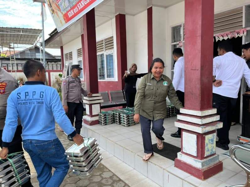 Suasana penyaluran MBG di sekolah dasar di Kutai Timur. (Foto: Dok Polres Kutim)