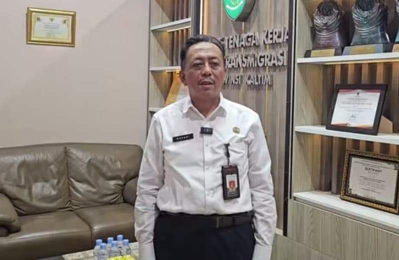 Kepala Disnakertrans Kaltim, Rozani Erawadi saat beraktivitas di ruangan kerjanya. (Foto: Herdi/Pusaranmedia.com).