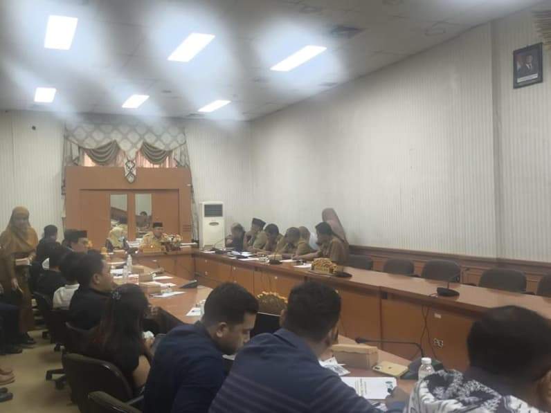 RDP antara DPRD dan Tim Baperjakat Nunukan serta pihak ASN yang diturunkan jabatannya (Foto: Diansyah/pusaranmedia.com)