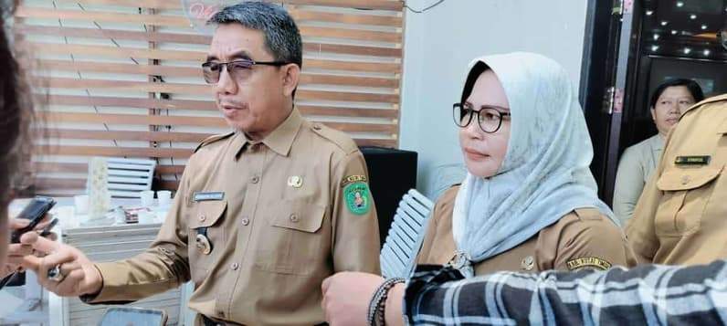 Potret Bupati Kutim, Ardiansyah Sulaiman (foto kiri) bersama dengan Kepala Disdukcapil, Jumeah. (Foto: Siswandi/Pusaranmedia.com)