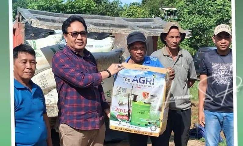 Momen penyerahan bantuan alat pertanian oleh Anggota DPRD Kaltara, Herman. (Foto : Istimewa)