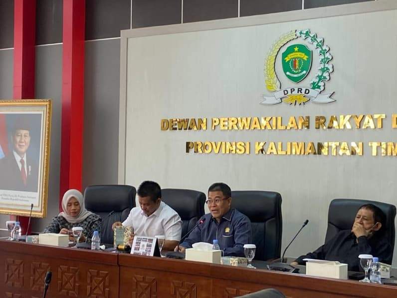 RDP lanjutan kasus guidewire yang tertinggal di jantung pasien, antara Komisi IV DPRD Kaltim dengan Manajemen RSUD AWS, Dinas Kesehatan Kaltim, serta keluarga pasien, Rabu (14/10/2026). (Foto: Tri/Pusaranmedia.com)