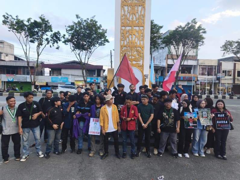 Mahasiswa menggelar mimbar bebas di kawasan Tugu Jam Klandasan Balikpapan, Senin (1/6/2026). (Foto: Achmad Fadillah/Pusaranmedia.com)