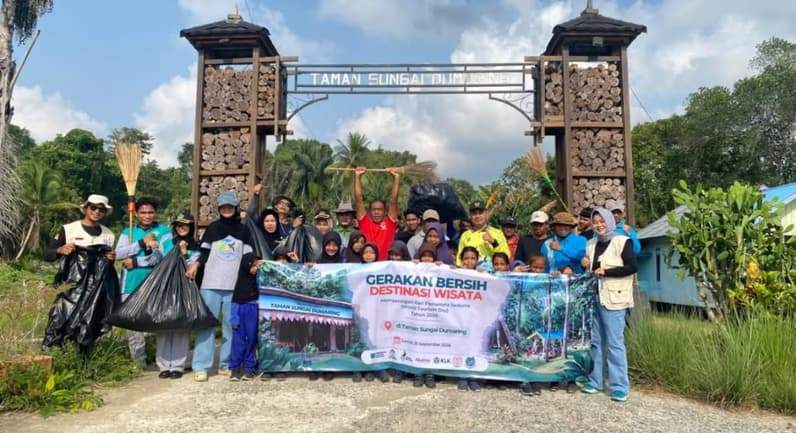 Aksi bersih bersih di Kampung Dumaring. (Foto: Disbudpar Berau)