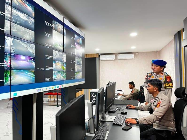 Momen aparat kepolisian saat memantau kanal pelaporan 110 Polres Kutim. (Foto: Dok.Polres Kutim)