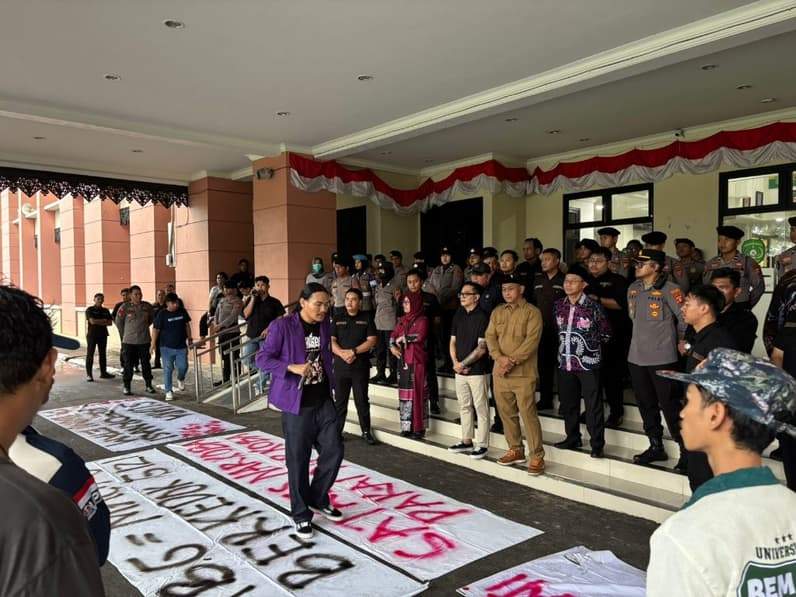 Puluhan mahasiswa Universitas Kutai Kartanegara (Unikarta) yang tergabung dalam Aliansi Masyarakat Kukar Melawan menggelar aksi demonstrasi di depan Kantor DPRD Kutai Kartanegara (Kukar), Kamis (18/6/2026) (Foto: Aswin/pusaranmedia.com)