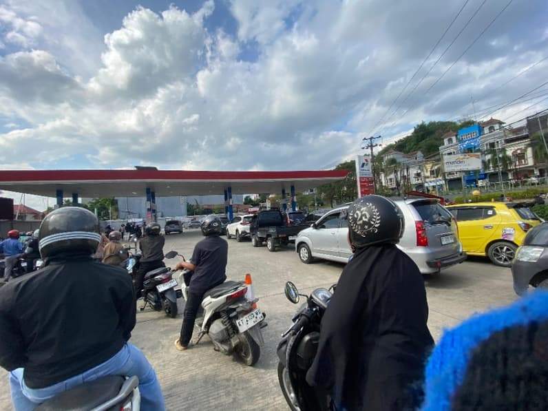 Antrean BBM di SPBU Jalan DI Panjaitan Kota Samarinda. (Foto: Tri/Pusaranmedia.com)