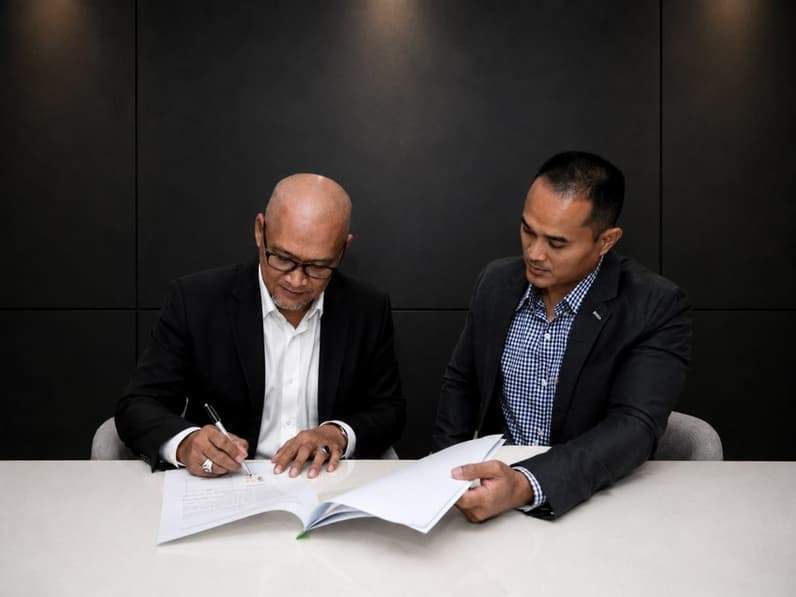 Sudirman menandatangani kontrak pelatih kepala Persiba Balikpapan untuk Liga 2 musim 2026/2027. (Foto: Manajemen Persiba Balikpapan)