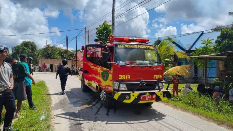 Mobil pemadam kebakaran milik DPKP PPU disiapkan untuk distribusi air bersih apabila terjadi kekeringan akibat kemarau. (Foto: Adi Kade/Pusaranmedia.com)