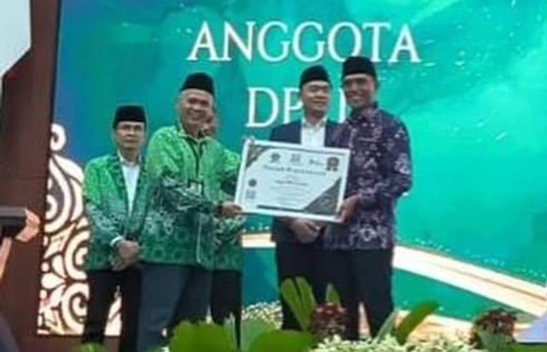 Alimuddin Rimba saat menerima penghargaan dalam ajang PGM Award 2026. (Foto: Istimewa)