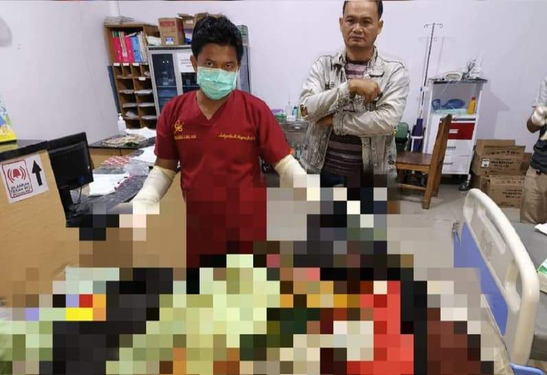 Petugas saat melakukan visum terhadap korban (Foto : Dok Polsek Long Ikis)